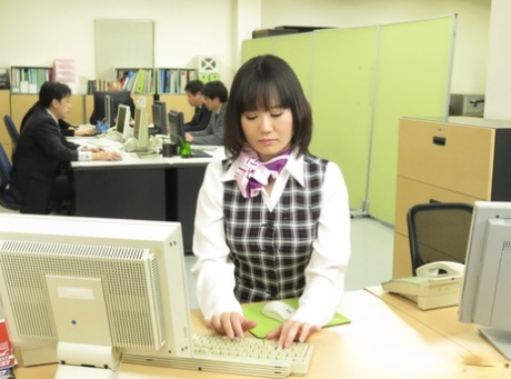 Японская офисная красотка Сидзуку Хутаба показывает свои большие сиськи своим коллегам
