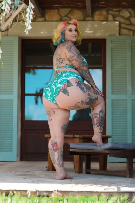 Naked Chubby Galda Lou exhibits all her tattooed body parts.