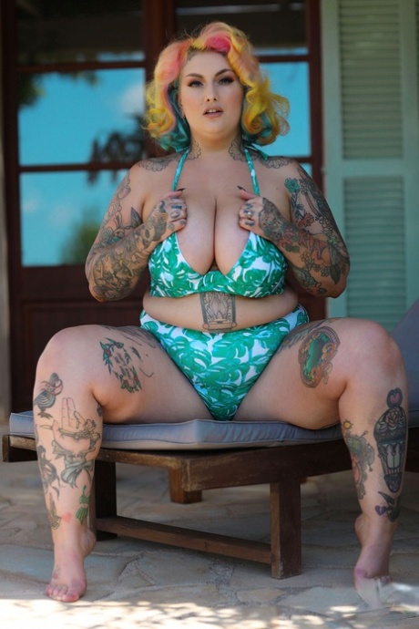 Through her tattooed nude body, Chubby Galda Lou flaunts it to show off every inch.