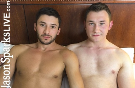 Подростки-геи Johnny Young и Scott DeMarco раздеваются и трахаются в отеле