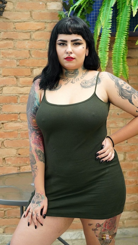 Tattooed Brunette Fatty Alana Kralissa Has Wild Sex With A Machine Dildo