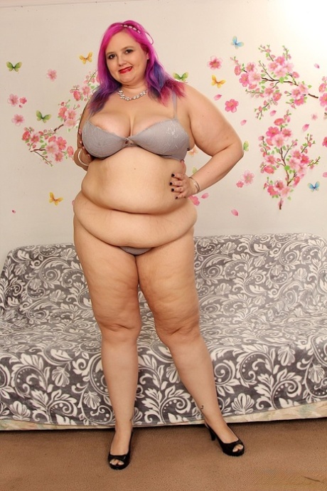 Fat woman Sara Star loses her lingerie to have a machine dildo work on them.