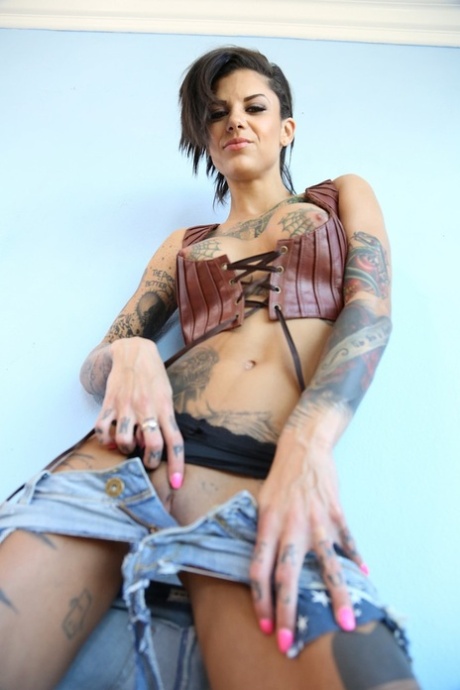 Inked Pornstar Bonnie Rotten Exposes Her Slim Figure And Teases With Her Cunt