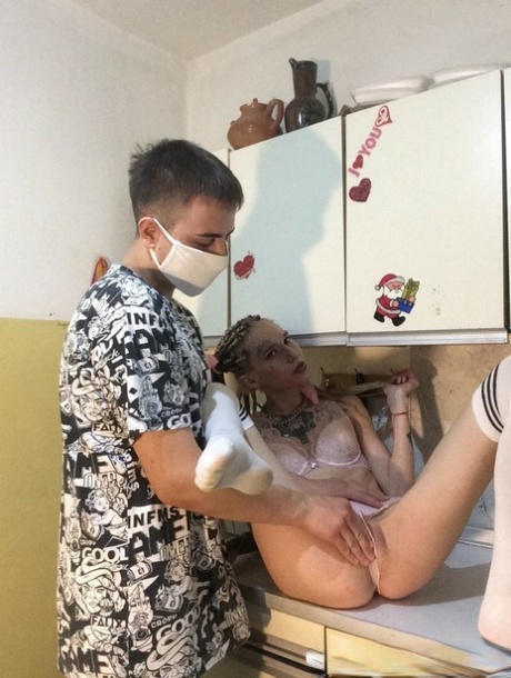 With her boyfriend, the tattooed amateur girlfriend participates in a quarantine quickie.