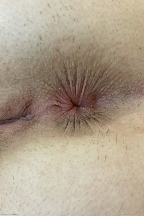 Amateur Honey Reese Robbins Presents Her Big Ass And Love Holes Up Close