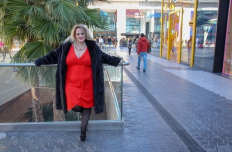 Musa Libertin - Chubby Spanish woman - wears her seductive outfits in public.