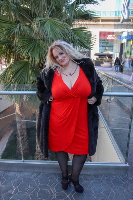 In her seductive attire, Chubby Spanish woman Musa Libertina makes a public appearance.