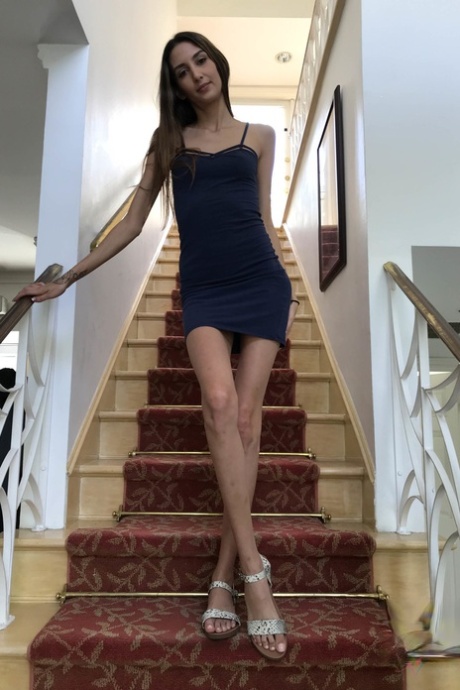 Long-legged Amateur Girlfriend Natalia Nix Exposing Her Holes Up Close