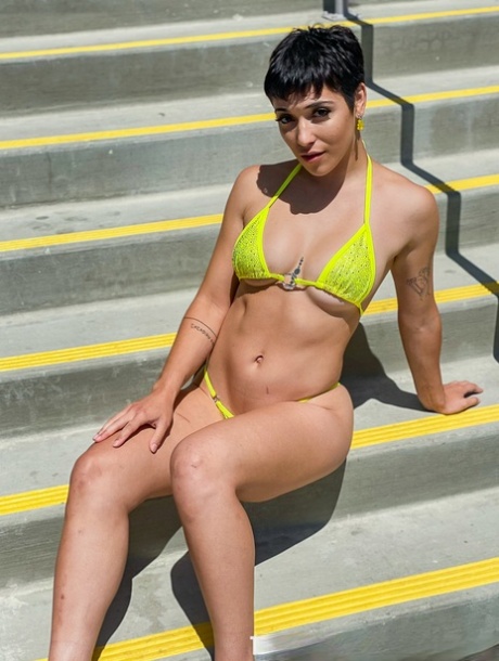 Hot MILF Brooklyn Gray Teases In A Bikini & Gives Her Man Some Oral Pleasure