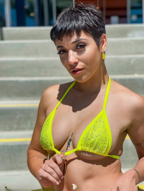 Hot MILF Brooklyn Gray Teases In A Bikini & Gives Her Man Some Oral Pleasure