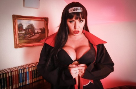 Sexy Brunette Pornstar Yuffie Yulan Poses In A Naruto Sexy Cosplay
