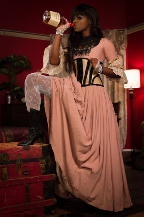 Сексуальная негритянка в длинном платье Ана Фокс раздвигает ноги и щеголяет пиздой