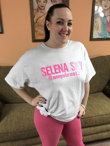 In her free time as a housewife, Selena Sky toys with herself and wears leggings through an amateur solo adventure.