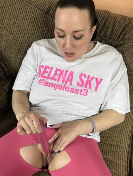 Fa Housewife Selena Sky Rips Her Leggings & Toys Herself In An Amateur Solo