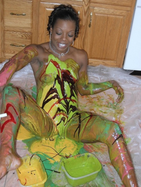 While in the kitchen painting her sexy body, Anastasia is an Ebony amateur who loves nothing more than this.