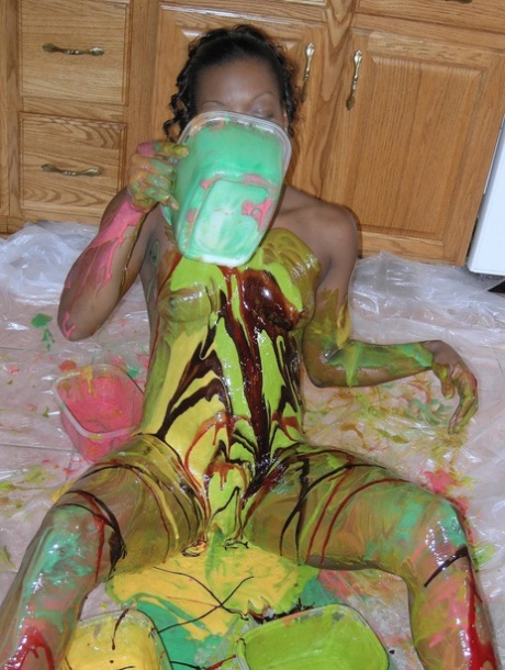 Despite being an ebony amateur, Anastasia's attractive figure is covered in paint in the kitchen.
