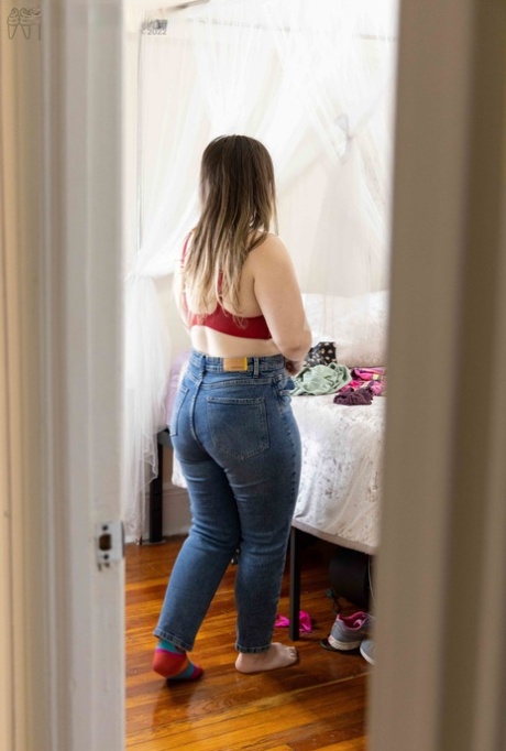 Paygirl Paige E displays her buttocks while dressing up.