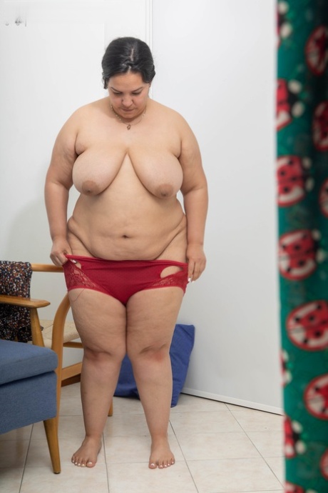 While getting dressed, Laury is caught on camera with his huge juggles, who are overweight and overweight.