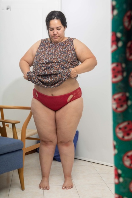With his overweight physique, Laury is caught on camera with his big jigs during dressing.