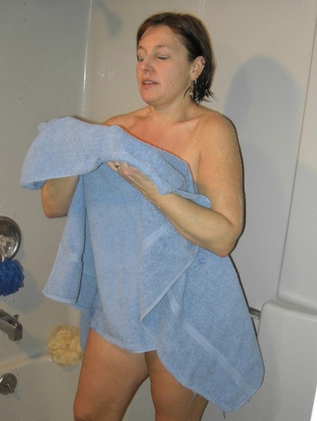 Chubby Amateur MILF Liisa Washing Her Sexy Curves In The Shower