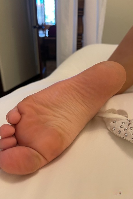 Hot Amateur Girlfriend Maria Kazi Touches Her Sensitive Feet And Big Booty