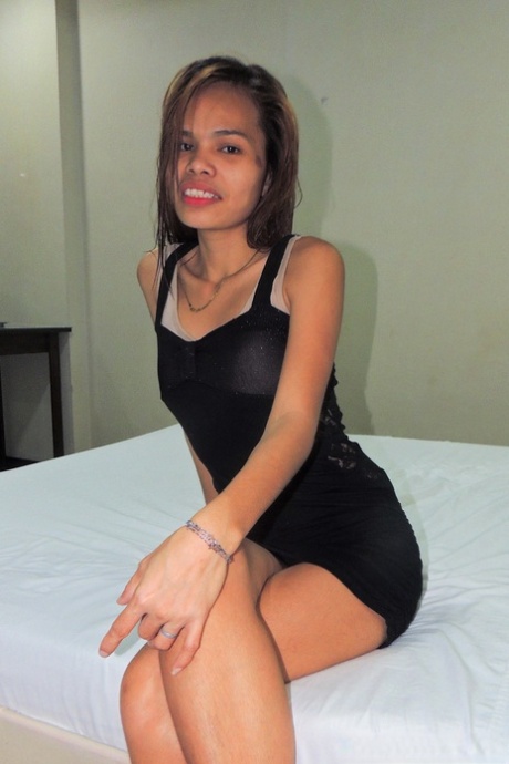 Naked and slender, Filipina Maricel Capatu poses with her own hands on her body as an amateur.