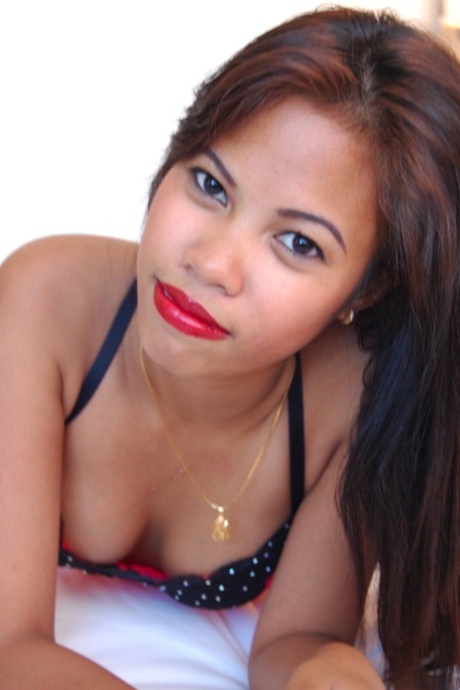 Akinky Filipina named Zara Dimareso demonstrates her enviable physique while wearing fishnets and playing with it.
