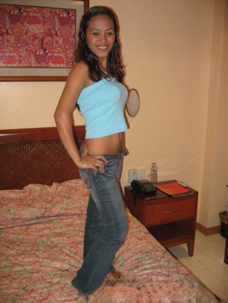 Filipina Jessica Odivilhas give a BJ to this white guy who gets screwed from behind?