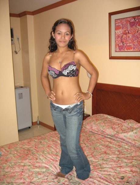 A white guy is given a BJ and then screwed up from behind by Filipina Jessica Odivilas.