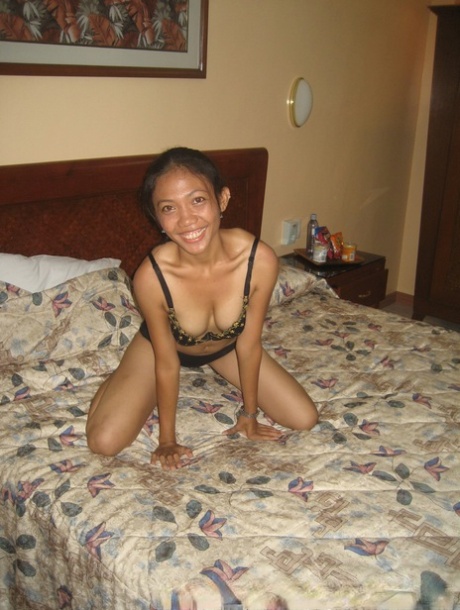 Sloppy blowjob done by a Filipina amateur, Marie Dee, stripped naked.