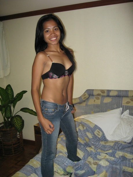 Splendid Filipina Lyza Gubot bares herself in the bathroom before having sex.