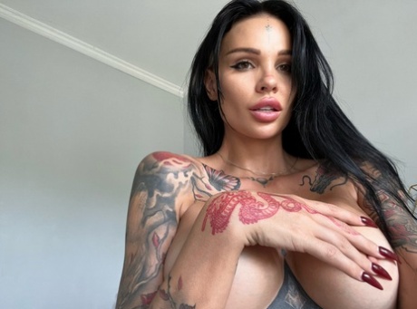 Tattooed OnlyFans cam babe shows off her stunning big tits up close