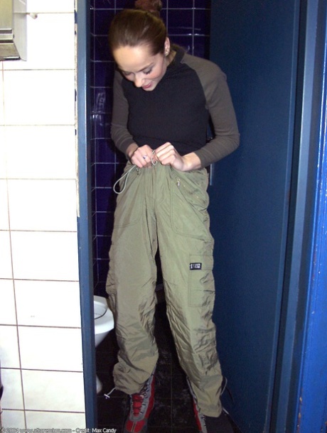 Her amateur brunette beau, Sara proudly displays her hair in the toilet while performing a cunty ritual and gestations to herself.