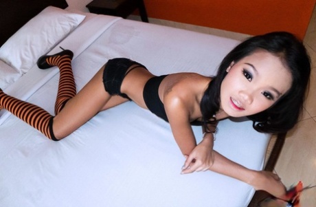 Sqnubbing: Thai babe Phueng poses on her bed with an exposed figure in heels.