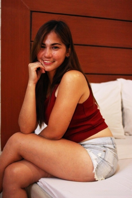 Asian beauty Jeneve displays her radiant legs in shorts that give off a glamorous aura.