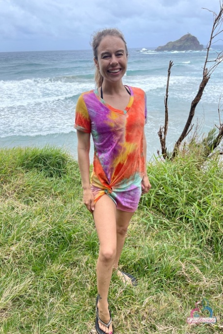 Beautiful Girlfriend Summer Vixen Shows Her Sexy Body In A Bikini