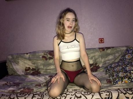Bootylicious teen amateur posing butt naked and in her panties and pantyhose
