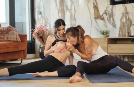 Lesbians Clea Gaultier & Carollina Cherry Lick Each Other's Twat On A Yoga Mat