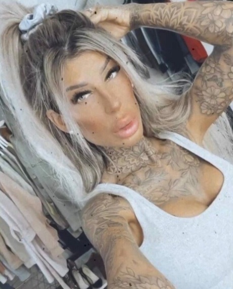 Tattooed Amateur Teases With Her Big Boobs While Taking Selfies