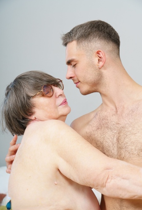 Before sexual intercourse, Granny Sharon Amore permits a young stud to consume her erotic pussy.