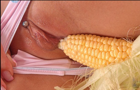 Венгерская нимфоманка Шейла Грант трахает кукурузой свою пирсингованную киску и тугую попку