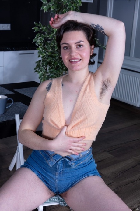 In a solo performance, Maje Aguilar showcases her bushy armpits while being hot on the head.