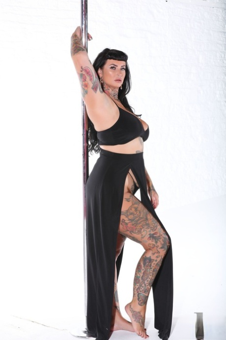 Sexy and sexy: Cherrie Pie shows off her tattooed body in a subtle dance move with a pole dancing technique.