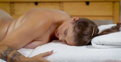 Relaxation: Tyler Woods, Antonia Sainz perform Massage Sins.