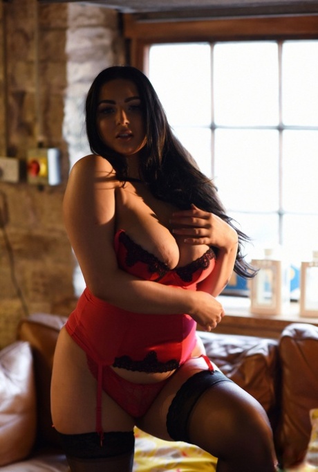 Sexy chubby babe Foxy Lucina flaunts her fat ass and big juggs in a solo