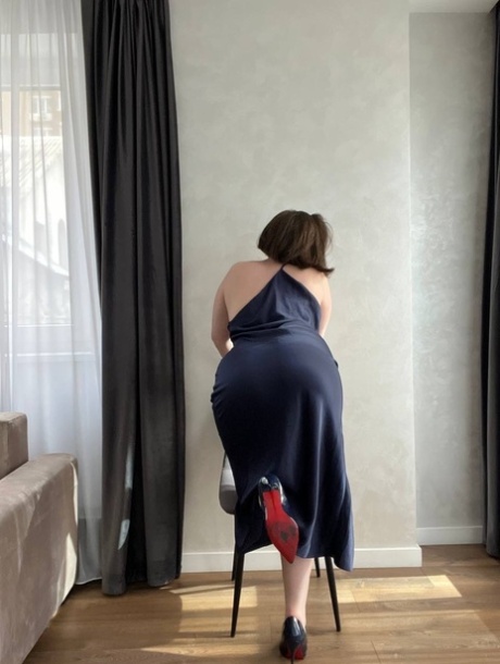 The OnlyFans model flaunts her hefty figure and shows off huge heels with buoyant height.
