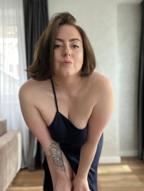 The model from OnlyFans displays her flamboyant physique while flaunting her massive breasts and curves.