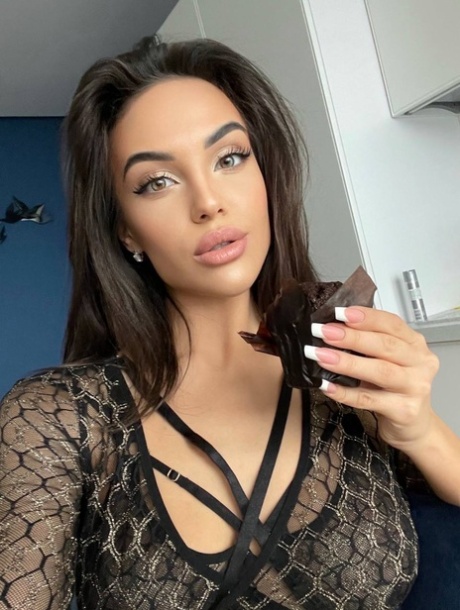 Beautiful OnlyFans Cam Babe Shows Her Perfect Body In Black Lingerie