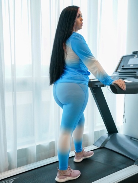 Curvy Bombshell Ryan Smiles Shows Her Big Breasts During A Workout
