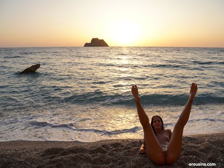 Betzz, Dee Vine, Isabella De Laa & Lana Lane Show Off Their Asses On The Beach